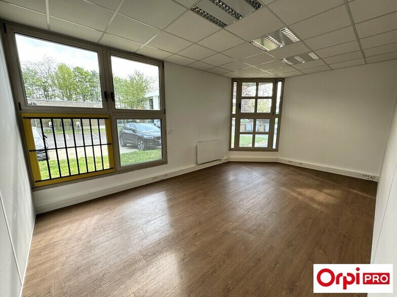 Office in Lisses for lease - Interior Photo - Image 2 of 6