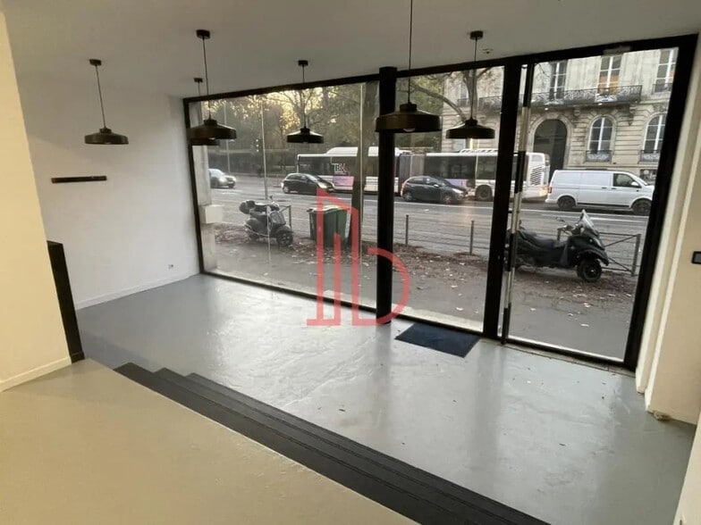 Office in Bordeaux for lease - Interior Photo - Image 3 of 8