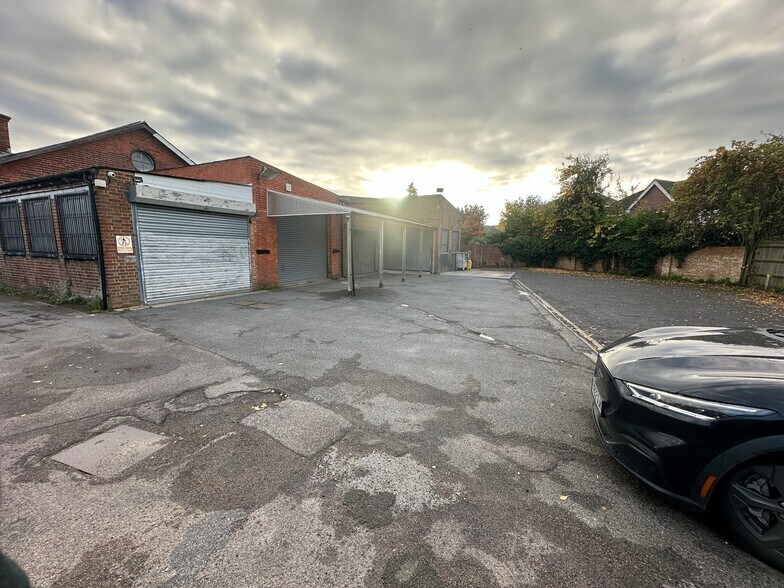 73 Furze Platt Road, Maidenhead à louer - Photo du bâtiment - Image 2 de 16