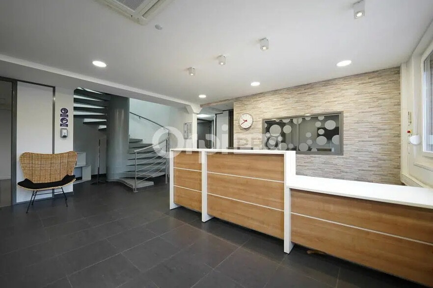 Office in Caluire-et-Cuire for lease - Lobby - Image 1 of 10