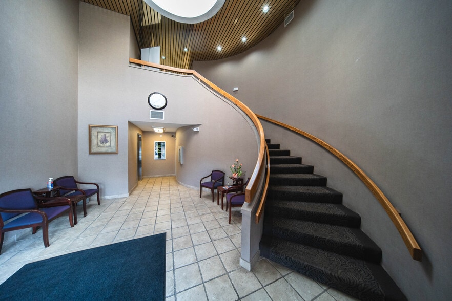 43494 Woodward Ave, Bloomfield Hills, MI à louer - Photo du bâtiment - Image 2 de 11