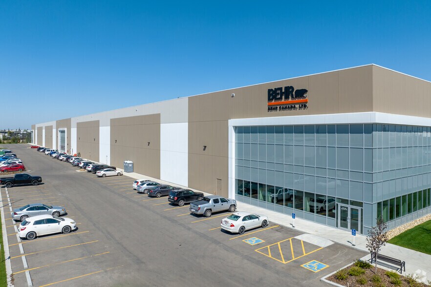 38 St SE, Calgary, AB à louer - Photo du bâtiment - Image 3 de 35