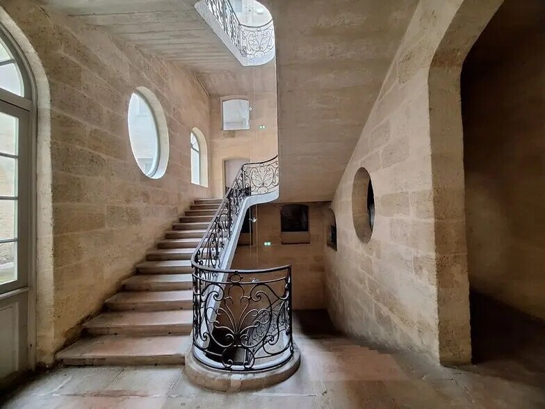 Office in Bordeaux for lease - Building Photo - Image 1 of 7