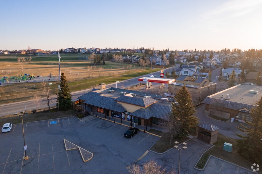 555 Hawkwood Blvd NW, Calgary, AB for sale - Aerial - Image 3 of 7