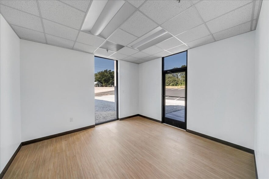 206 Mathews St, Barnesville, GA for sale - Interior Photo - Image 3 of 36