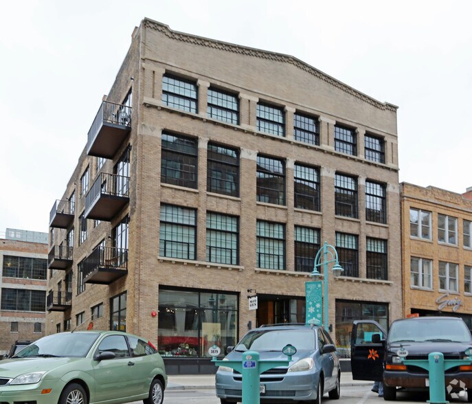 211 N Broadway, Milwaukee, WI for lease - Primary Photo - Image 1 of 2
