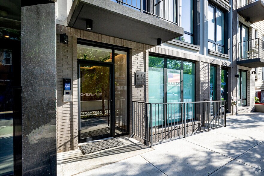 630 Grand St, Brooklyn, NY à vendre - Photo du bâtiment - Image 3 de 5