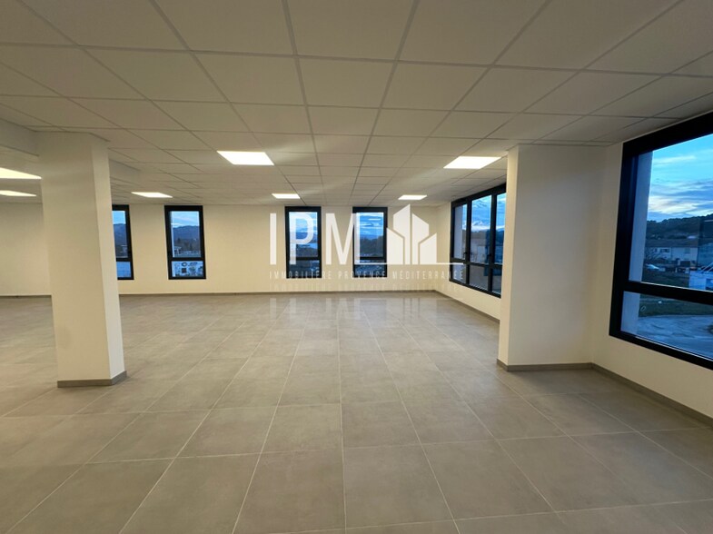 53 Chemin De Beaudinard Aux Solans, 13400 Aubagne, Aubagne à vendre - Photo du bâtiment - Image 2 de 5
