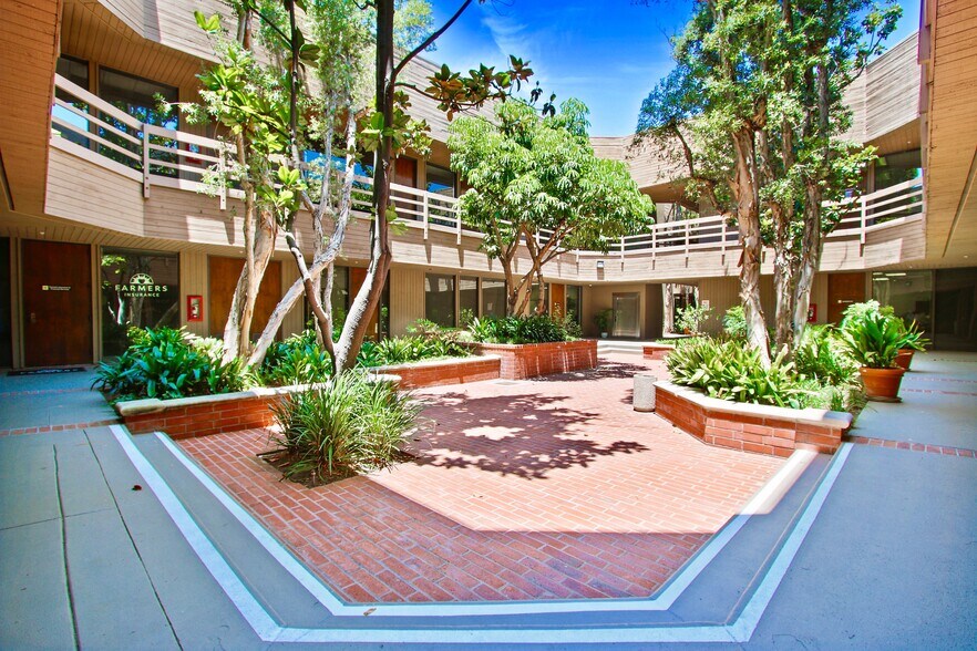 17821 E 17th St, Tustin, CA à louer - Photo du bâtiment - Image 2 de 14