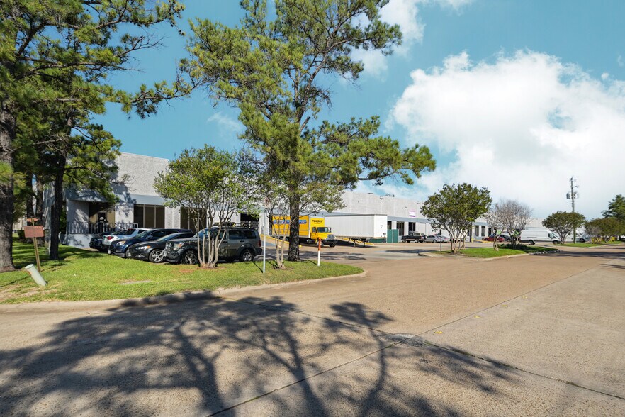 4647 Pine Timbers St, Houston, TX à louer - Photo du bâtiment - Image 2 de 7