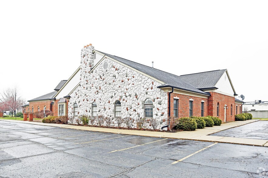 2167 15 Mile Rd, Sterling Heights, MI à louer - Photo du bâtiment - Image 3 de 10