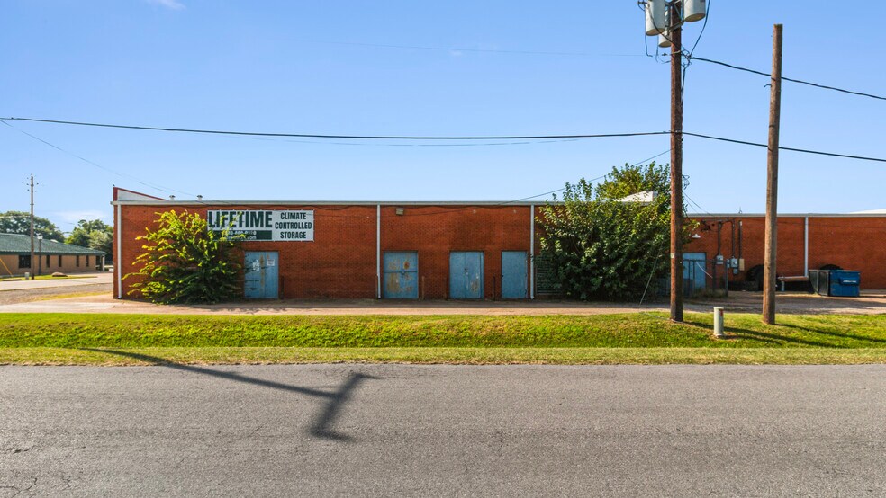 400 W Park Ave, Iowa Park, TX à vendre - Photo du bâtiment - Image 3 de 8