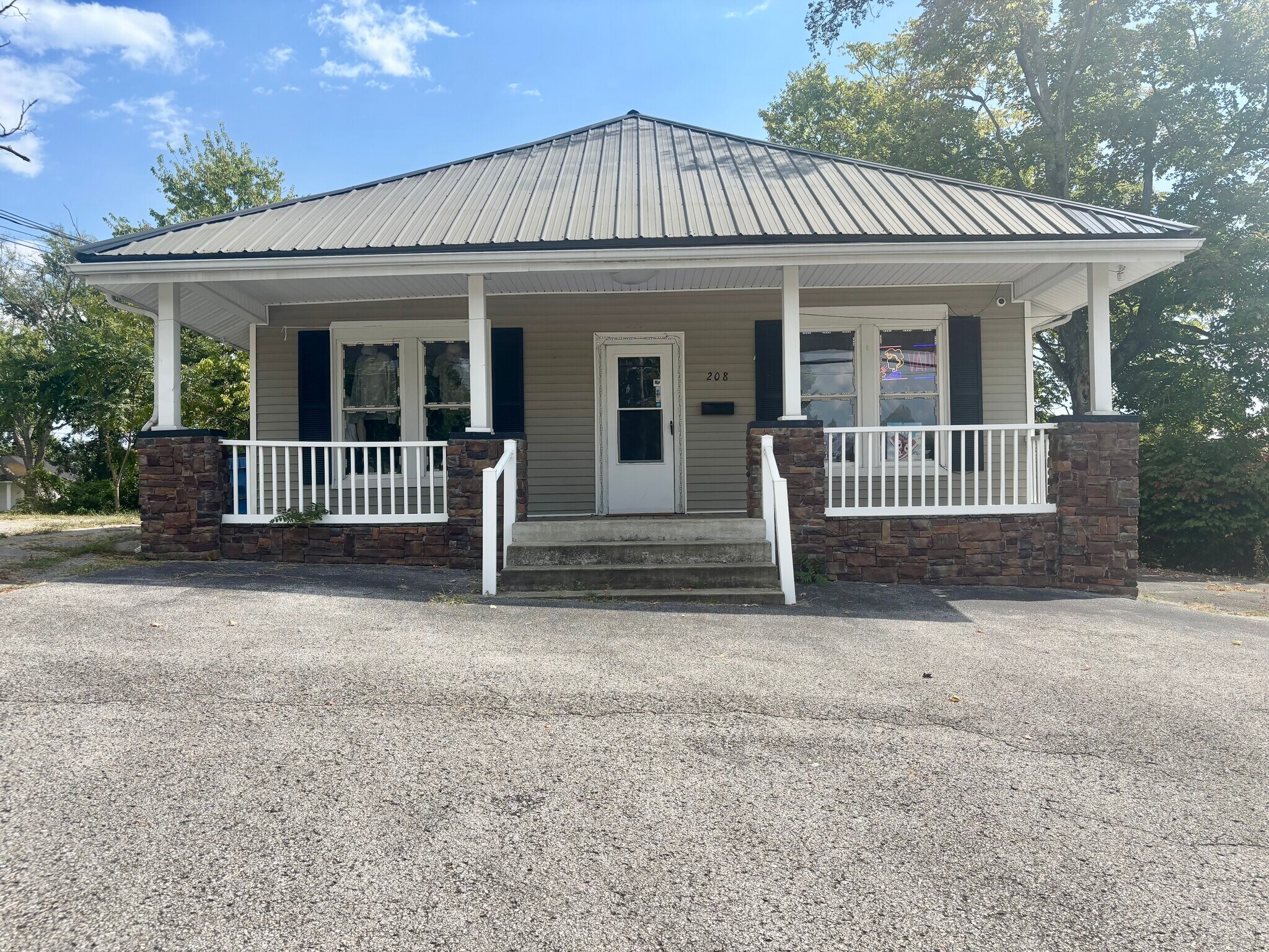 208 Columbia Ave, Glasgow, KY for sale Primary Photo- Image 1 of 2