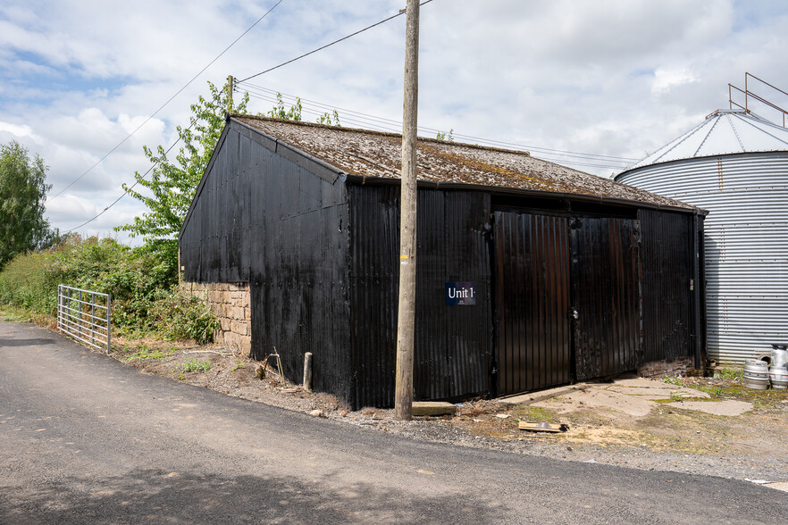 Monarch's Way, Tong for lease - Building Photo - Image 1 of 3