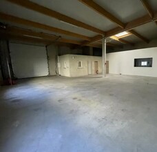 4 Rue De La Gilliere, NORROY-LE-VENEUR for lease Interior Photo- Image 2 of 6