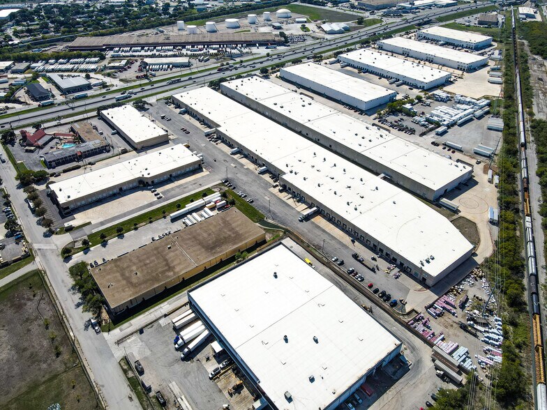 3331-3347 N Panam Expy, San Antonio, TX à louer - Photo du bâtiment - Image 3 de 7