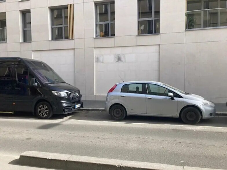 Commerce de détail dans Aubervilliers à louer - Photo du bâtiment - Image 2 de 10