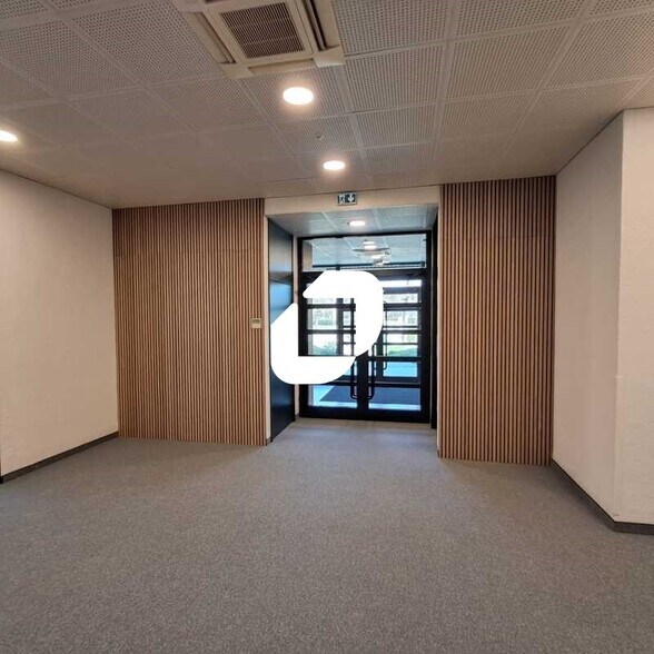 Office in Guyancourt for lease - Interior Photo - Image 2 of 15