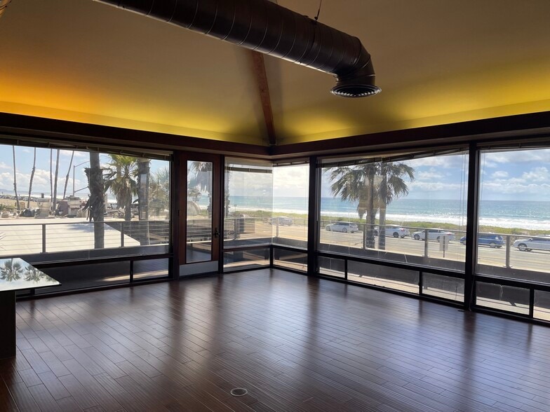 2611 S Coast Highway 101, Cardiff By The Sea, CA for lease - Interior Photo - Image 2 of 10