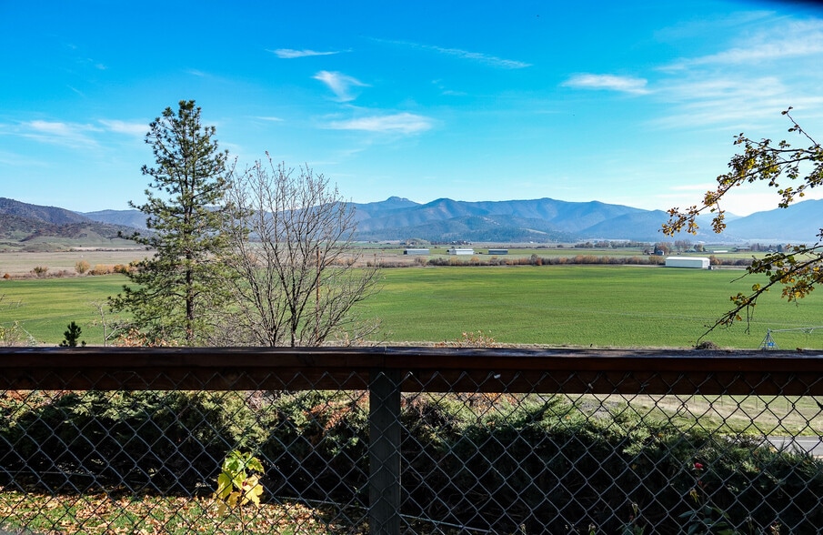 9945 CA-3, Fort Jones, CA à vendre - Photo du bâtiment - Image 2 de 49