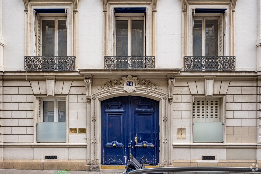 24 Rue De Turin, Paris à vendre - Photo du bâtiment - Image 3 de 3