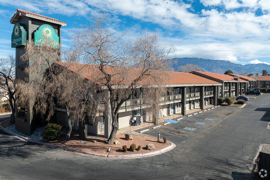 5241 San Antonio Dr NE, Albuquerque, NM for sale - Primary Photo - Image 1 of 1