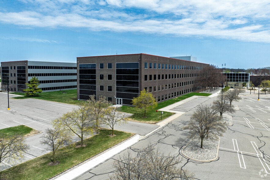 3000 University Dr, Auburn Hills, MI for lease - Building Photo - Image 2 of 5