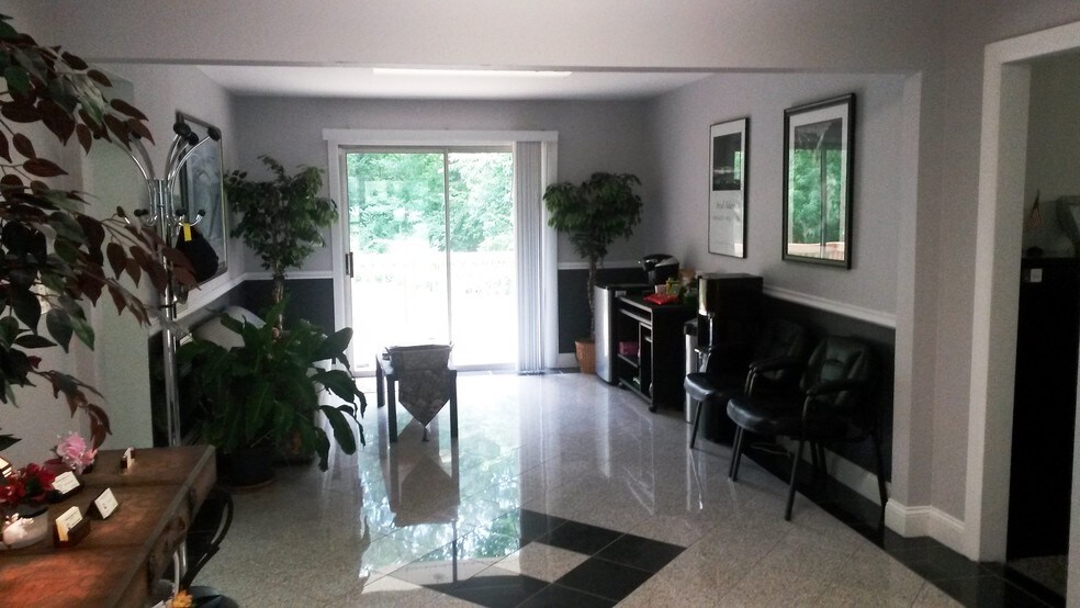 600 Lawrenceville Rd, Lawrence, NJ à vendre - Photo intérieure - Image 2 de 8