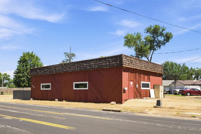 More details for 2025 Hickory Grove Rd, Davenport, IA - Retail for Sale