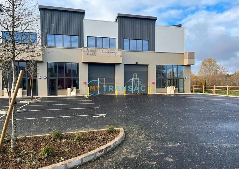 Local d'activités dans Saint-Pierre-du-Perray à vendre - Photo du bâtiment - Image 3 de 25