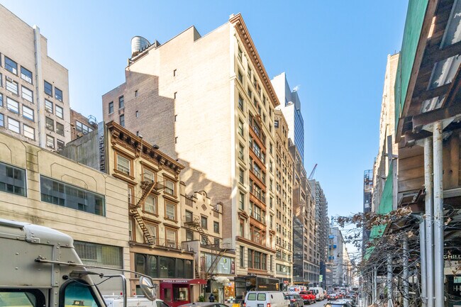 Plus de détails pour 36 W 37th St, New York, NY - Commerce de détail à louer