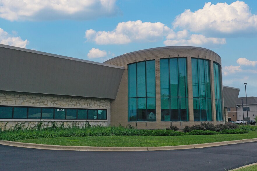 16051 Weber Rd, Crest Hill, IL à louer - Photo du bâtiment - Image 3 de 6