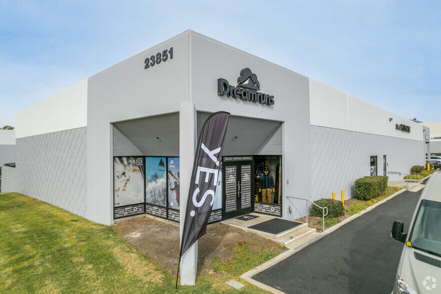 23851 Via Fabricante, Mission Viejo, CA à louer - Photo du bâtiment - Image 3 de 13