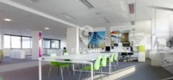 Office in Saint-Denis for lease - Building Photo - Image 2 of 3