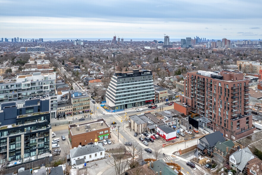 863 St. Clair Ave W, Toronto, ON à louer - Aérien - Image 2 de 3