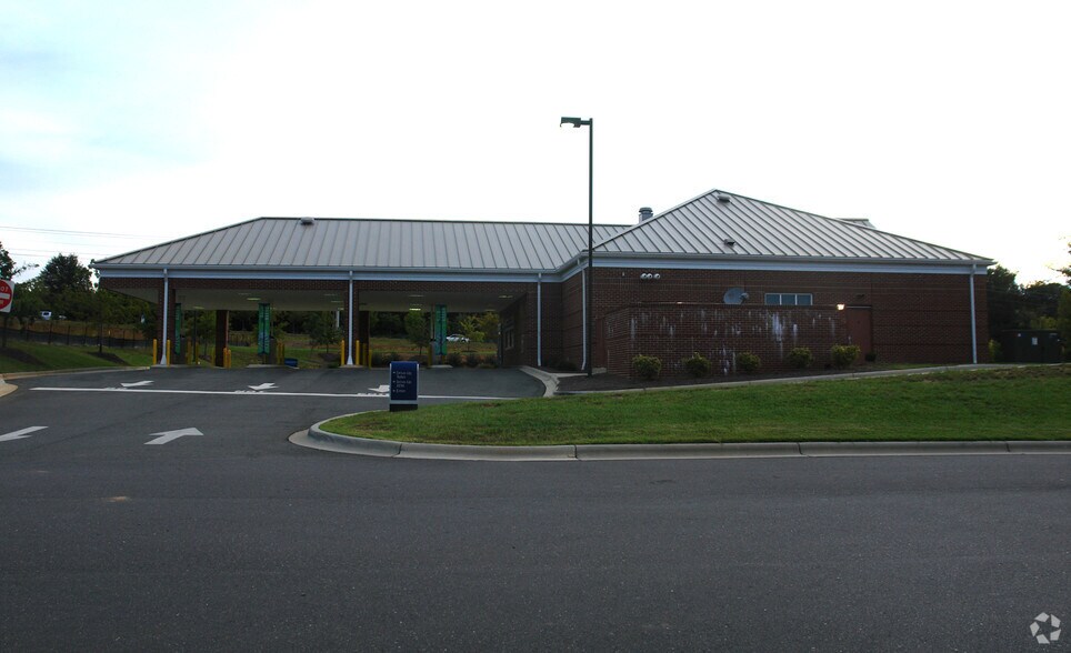 15030 Idlewild Rd, Stallings, NC à louer - Photo du bâtiment - Image 2 de 10