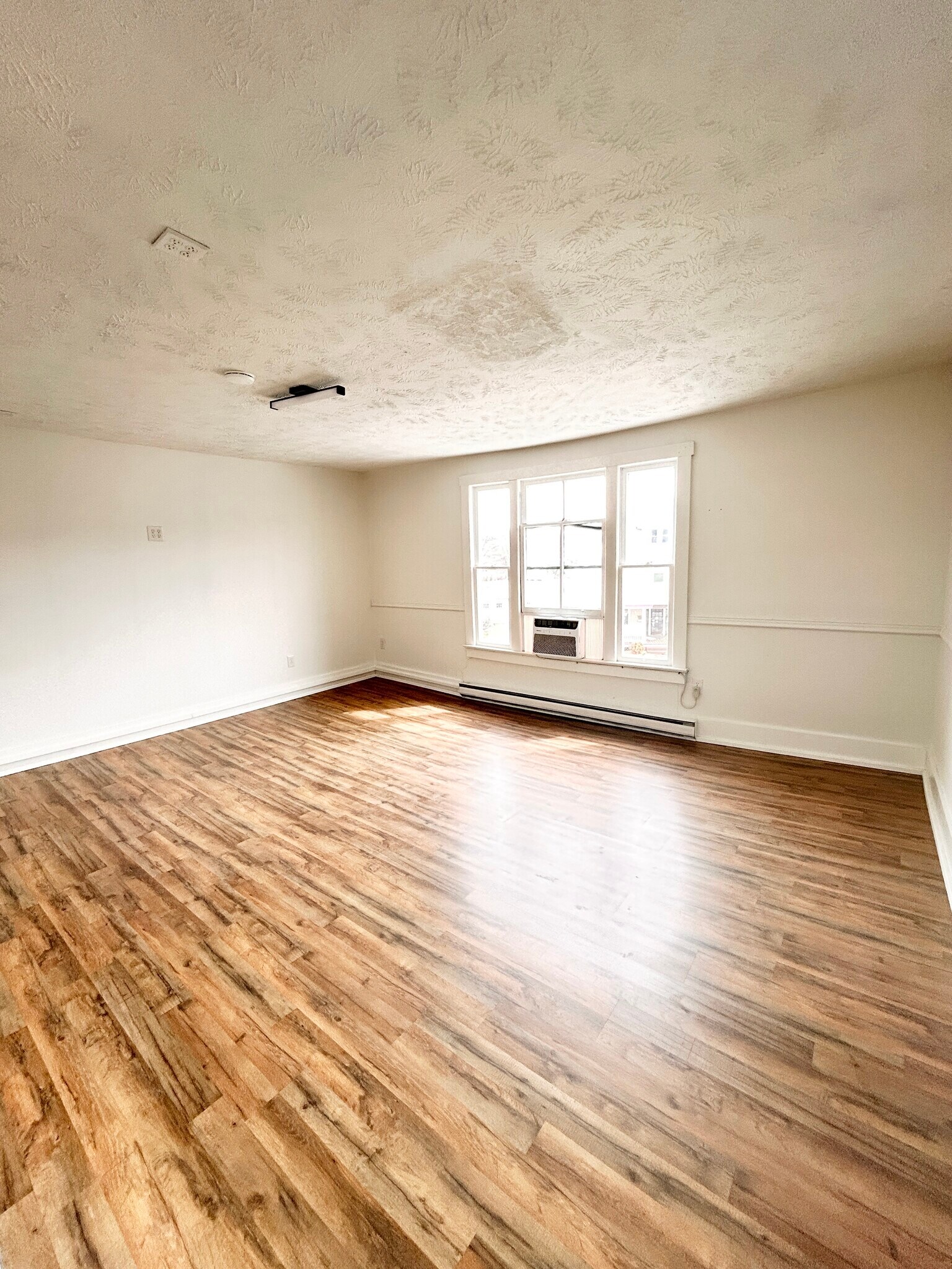 321 S Royal Ave, Front Royal, VA for lease Building Photo- Image 1 of 5