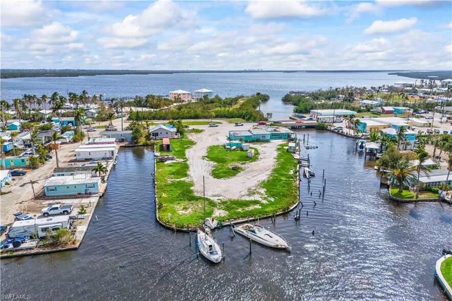 Restaurant and Marina Portfolio portefeuille de 2 propriétés à vendre sur LoopNet.ca - Photo du bâtiment - Image 3 de 21