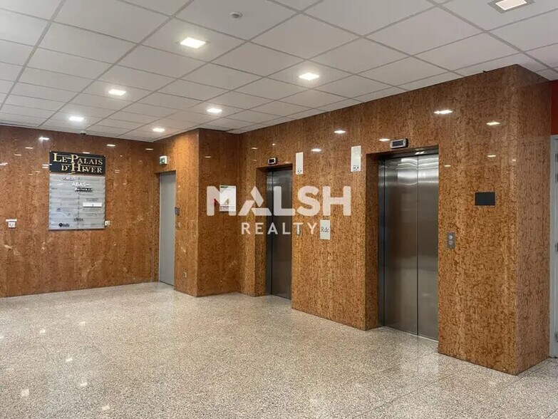 Bureau dans Villeurbanne à louer - Hall d’entrée - Image 3 de 11