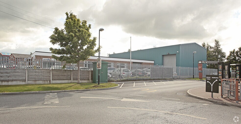 Whitefield Rd, Stockport à louer - Photo du bâtiment - Image 2 de 5