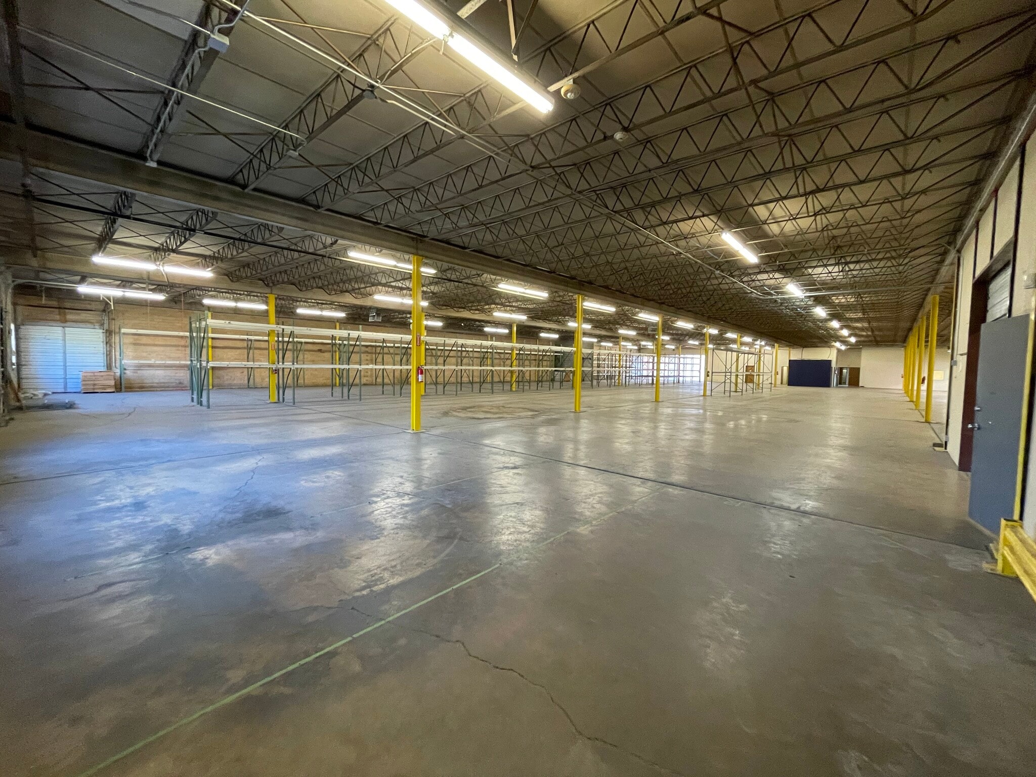 122 Riveredge Dr, Dallas, TX for lease Interior Photo- Image 1 of 2