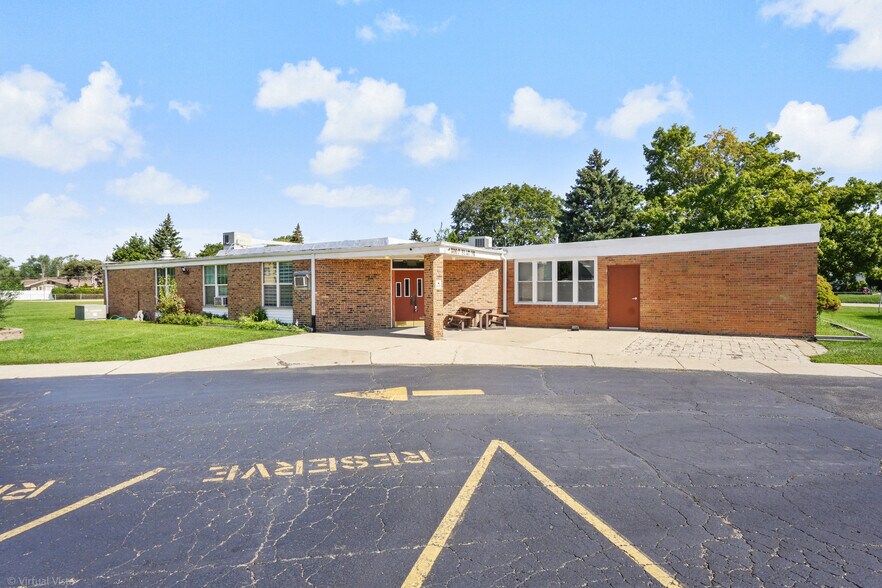800 Beau Drive, Des Plaines, IL à vendre - Photo du bâtiment - Image 2 de 22