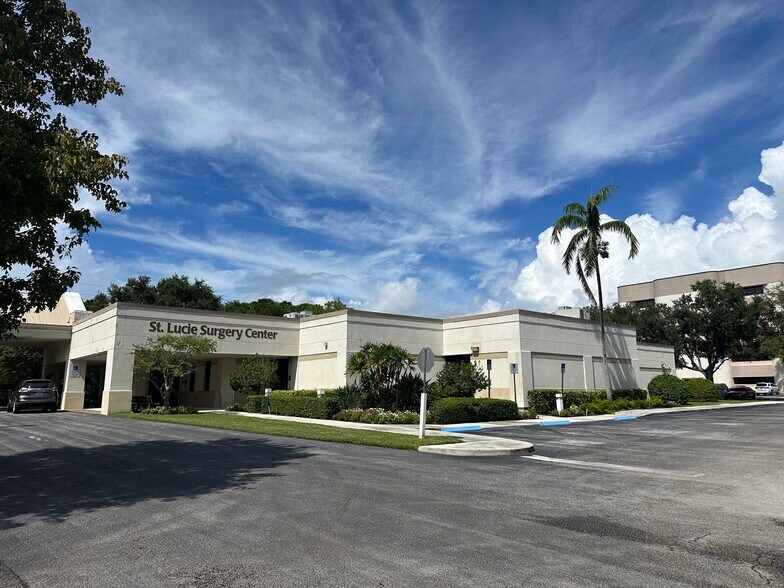 1310 SE West Star Ave, Port Saint Lucie, FL à vendre - Photo du bâtiment - Image 1 de 53
