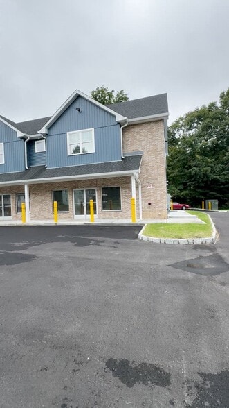 1347 New Haven Rd, Naugatuck, CT à louer - Vidéo sur l’inscription commerciale - Image 2 de 9