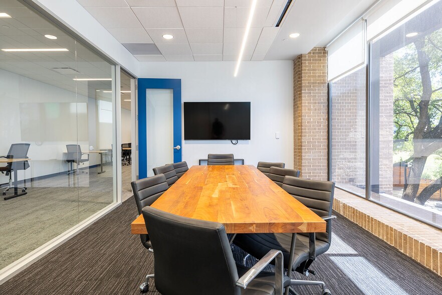 305 E Huntland Dr, Austin, TX à louer - Photo du bâtiment - Image 3 de 16