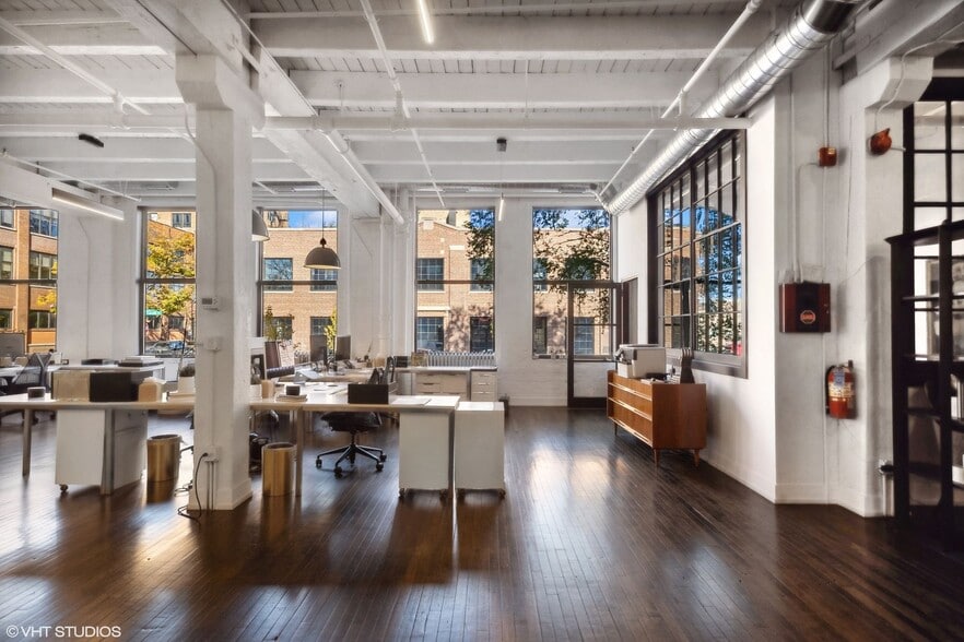 1517 W Carroll Ave, Chicago, IL for sale - Interior Photo - Image 2 of 8