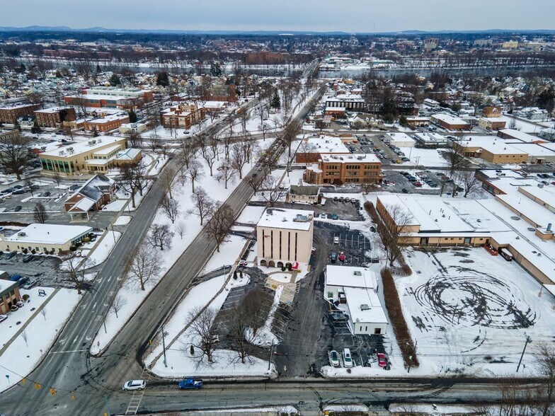 229 Park Ave, West Springfield, MA à vendre - Photo du bâtiment - Image 3 de 13