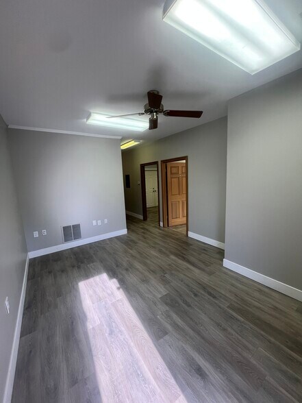 1375 Kemper Meadow Dr, Forest Park, OH à louer - Photo du bâtiment - Image 3 de 7