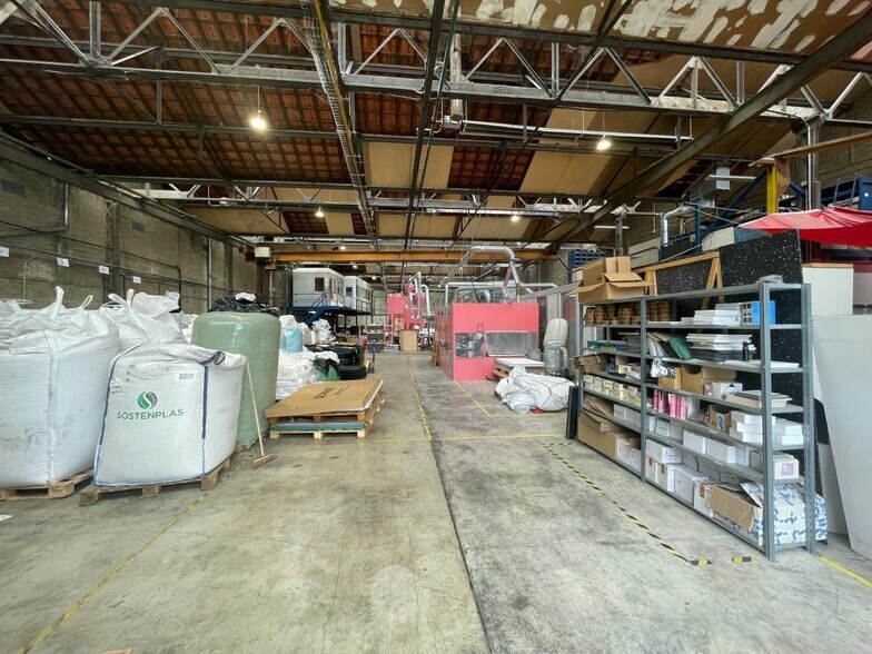 Flex in Aubervilliers for lease - Interior Photo - Image 2 of 8