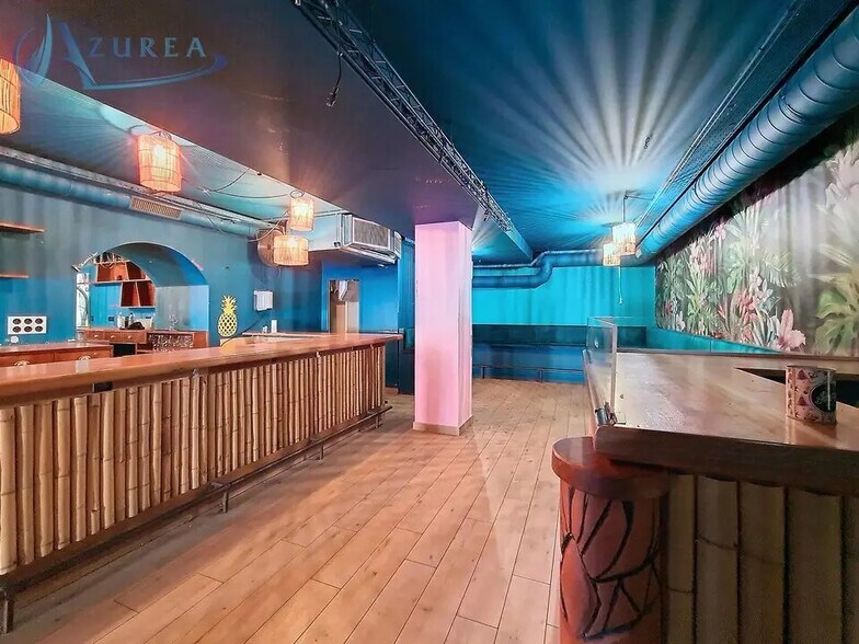 Retail in Nice for lease - Interior Photo - Image 2 of 8